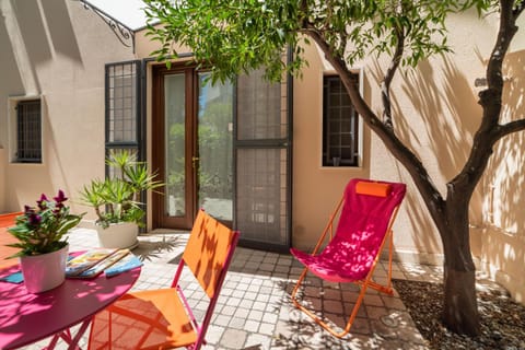 Property building, Day, Garden, Seating area, Garden view, sunbed