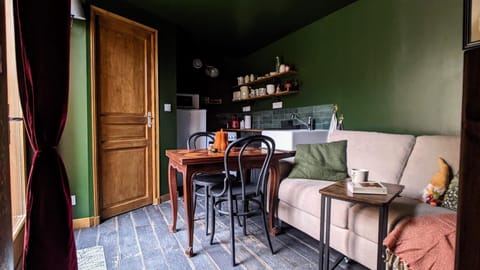Kitchen or kitchenette, Living room, Seating area, Dining area, minibar