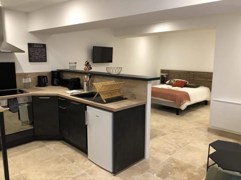 Kitchen or kitchenette, oven