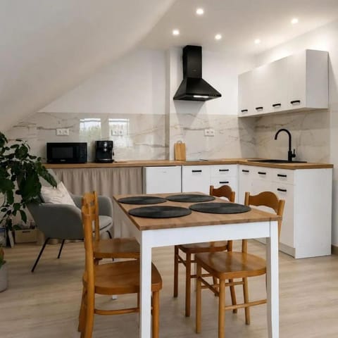 Kitchen or kitchenette, Dining area, pet friendly, stove