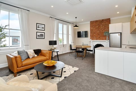 TV and multimedia, Kitchen or kitchenette, Living room, Seating area