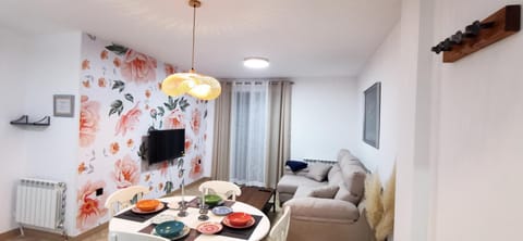 Communal lounge/ TV room, TV and multimedia, Living room, Food and drinks, Seating area, Dining area, Food