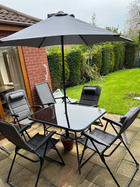 Entire -4 Bedrooms Detached House with Driveway House in Nottingham