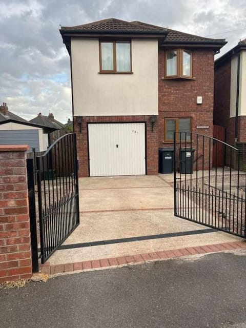 Entire -4 Bedrooms Detached House with Driveway House in Nottingham