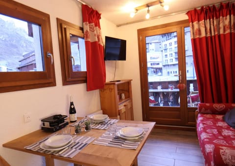 Bed, TV and multimedia, Photo of the whole room, Dining area, Bedroom