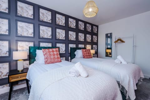 R&R - Modern Townhouse near Etihad & City Centre (5 Bedrooms, Free Parking) House in Manchester