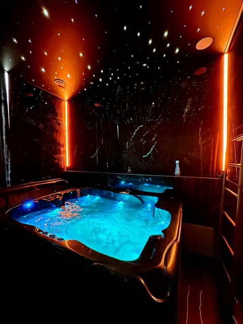 Logement privé avec Jacuzzi haut de gamme ! près de l'Aéroport de Charleroi House in Charleroi