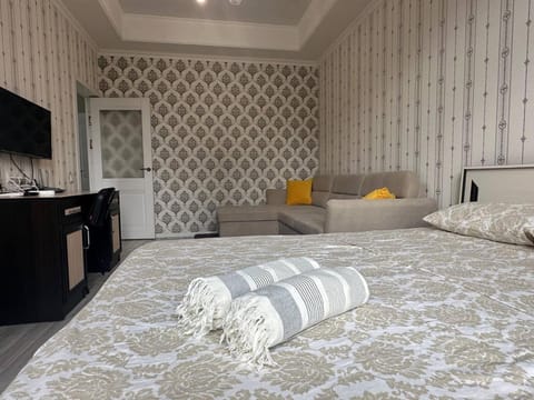Bed, TV and multimedia, Bedroom, towels