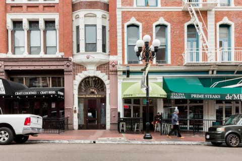 2BR Downtown Suite Free Parking - Conv Center Hotel in Gaslamp Quarter