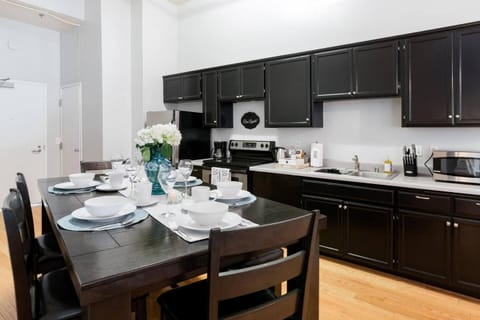 2BR Downtown Suite Free Parking - Conv Center Hotel in Gaslamp Quarter