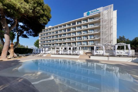 Property building, Solarium, Pool view, Swimming pool, sunbed