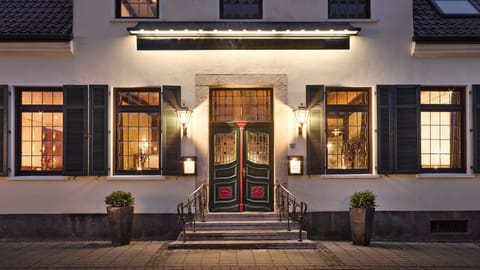 Property building, Facade/entrance, Night