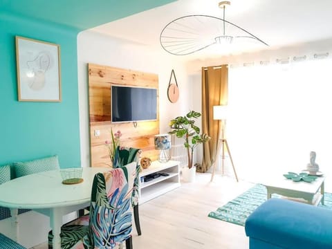 Bed, TV and multimedia, Living room, Photo of the whole room, Seating area, Dining area, Bedroom