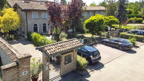 Property building, Spring, Day, Garden, Garden view, Location, Parking