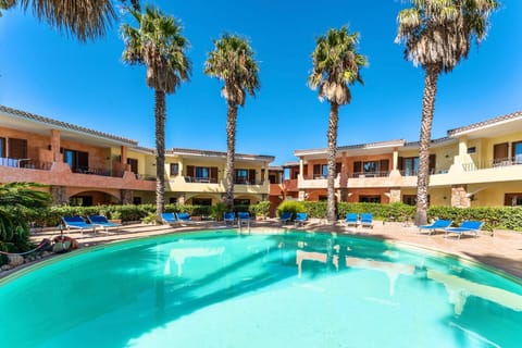 Day, Swimming pool, sunbed