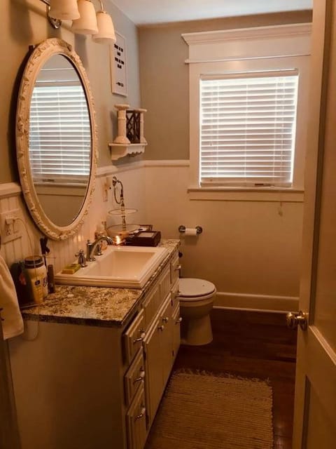 8 bedroom 12 bed Large Country Home House in Kentucky