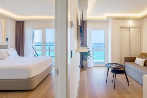 Bed, Natural landscape, TV and multimedia, View (from property/room), Balcony/Terrace, Living room, Photo of the whole room, Seating area, Bedroom, Sea view, wardrobe