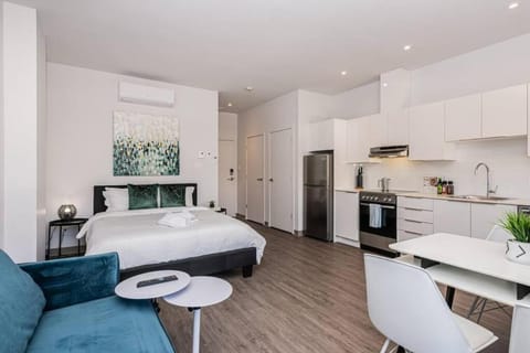 Bed, Kitchen or kitchenette, Living room, Seating area, Dining area, Bedroom, oven, stove