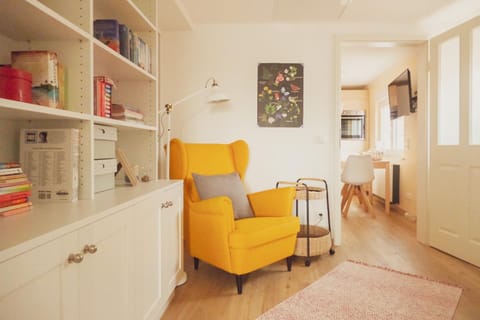 Photo of the whole room, Seating area