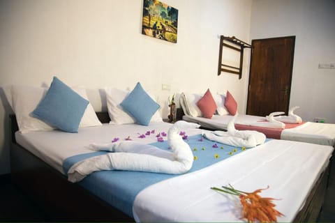 Bed, Bedroom, towels