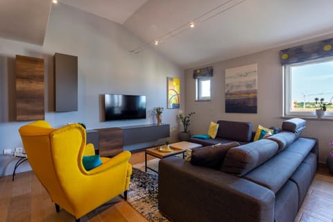 Communal lounge/ TV room, TV and multimedia, Living room, Seating area, Evening entertainment