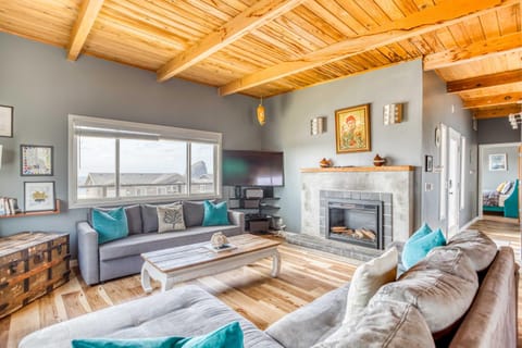 The Rock Inn Yacht - Meredith Lodging House in Pacific City