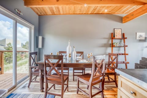 The Rock Inn Yacht - Meredith Lodging House in Pacific City