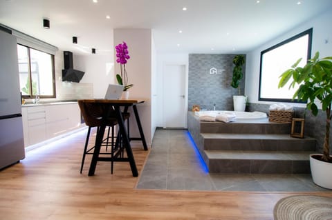 Hot Tub, TV and multimedia, Kitchen or kitchenette, Living room, Seating area, Dining area