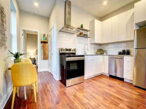 Kitchen or kitchenette, Dining area, dishwasher, oven, pet friendly, stove, toaster