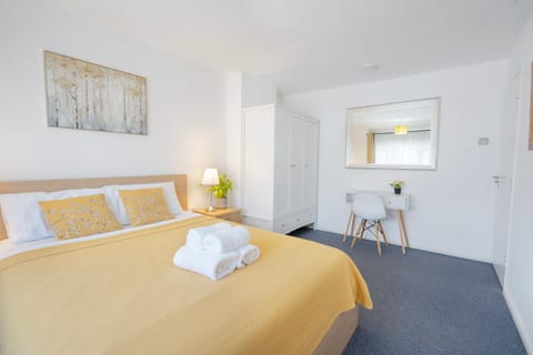 Bed, Photo of the whole room, Bedroom, towels