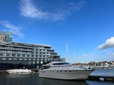SUPERYACHT ON TOWN QUAY MARINA, SOUTHAMPTON - Very close to city centre and cruise terminals - free parking included Docked boat in Southampton