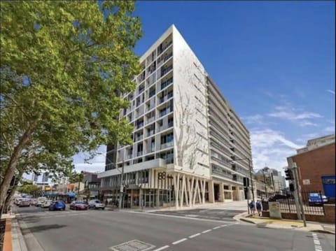 Property building, Day, Neighbourhood, City view, Street view, Location, Parking
