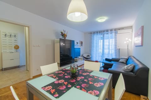 TV and multimedia, Living room, Seating area, Dining area, air conditioner