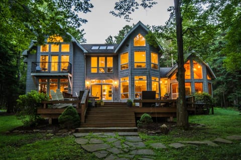 Property building, Facade/entrance, Natural landscape, Garden, Balcony/Terrace, Seating area, Garden view