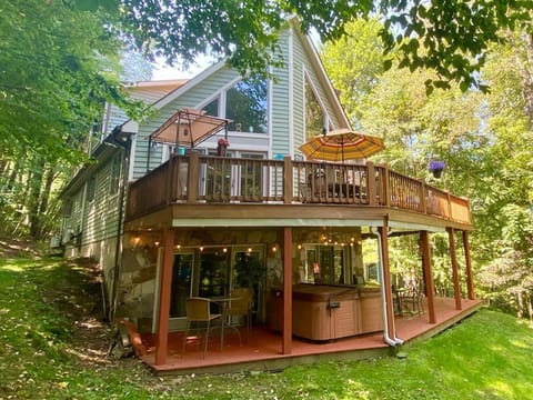 Property building, Patio, Natural landscape, Hot Tub, Balcony/Terrace, Garden view