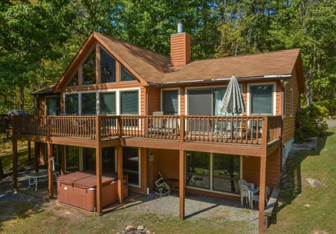 Property building, Patio, Facade/entrance, Natural landscape, Garden, Hot Tub, Balcony/Terrace, Garden view