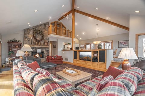 TV and multimedia, Living room, Seating area, fireplace, furniture
