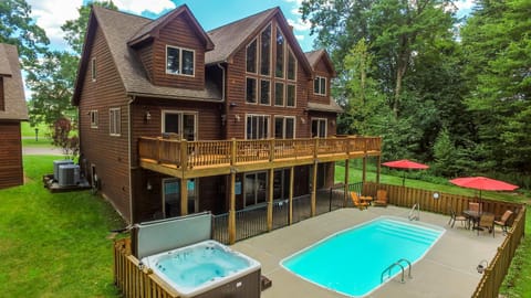 Property building, Patio, Bird's eye view, Garden, Hot Tub, Garden view, Swimming pool