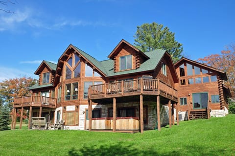 Property building, Facade/entrance, Natural landscape, Garden, Hot Tub, Balcony/Terrace
