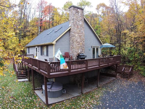 Property building, Patio, Facade/entrance, Natural landscape, BBQ facilities, Hot Tub, Balcony/Terrace, Seating area, Garden view, Parking, fireplace