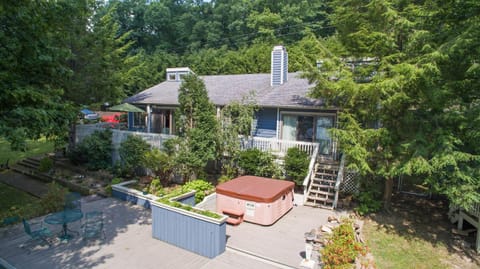 Property building, Natural landscape, Bird's eye view, Garden, Hot Tub, Seating area, Garden view