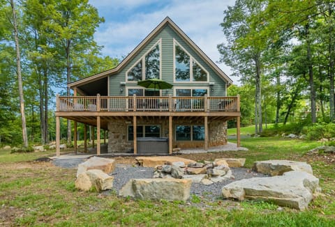 Property building, Patio, Natural landscape, Garden, Hot Tub, Balcony/Terrace, Garden view