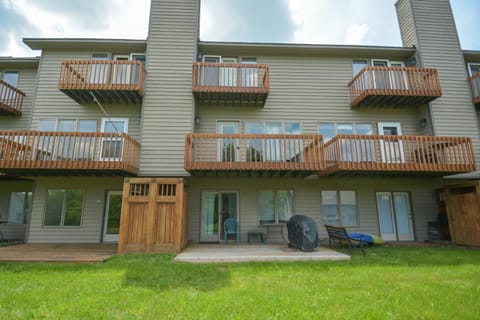 Property building, Patio, Facade/entrance, Balcony/Terrace