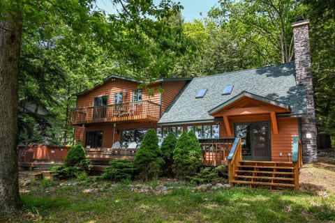 Property building, Facade/entrance, Garden, Hot Tub, Balcony/Terrace, Garden view, fireplace