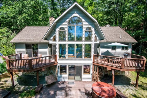 Property building, Facade/entrance, Natural landscape, Hot Tub, Balcony/Terrace, Garden view, Lake view