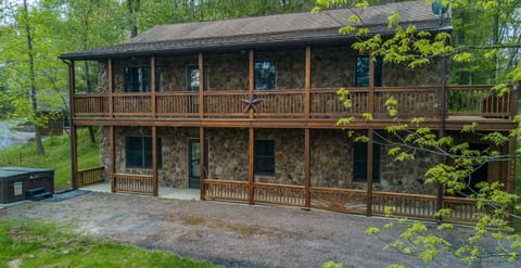 Property building, Facade/entrance, Hot Tub, Balcony/Terrace, Garden view, Parking