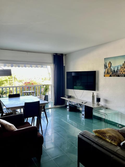 TV and multimedia, View (from property/room), Living room, Seating area, Dining area