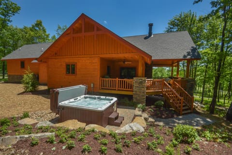 Property building, Facade/entrance, Natural landscape, Hot Tub, Balcony/Terrace, Garden view