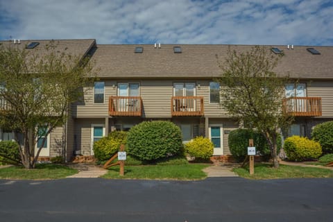 Property building, Facade/entrance, Garden, Balcony/Terrace, Parking