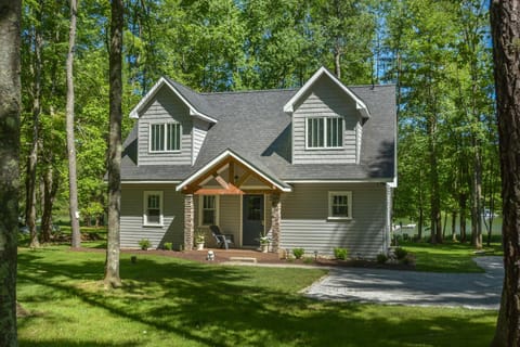 Property building, Facade/entrance, Natural landscape, Garden view, Parking